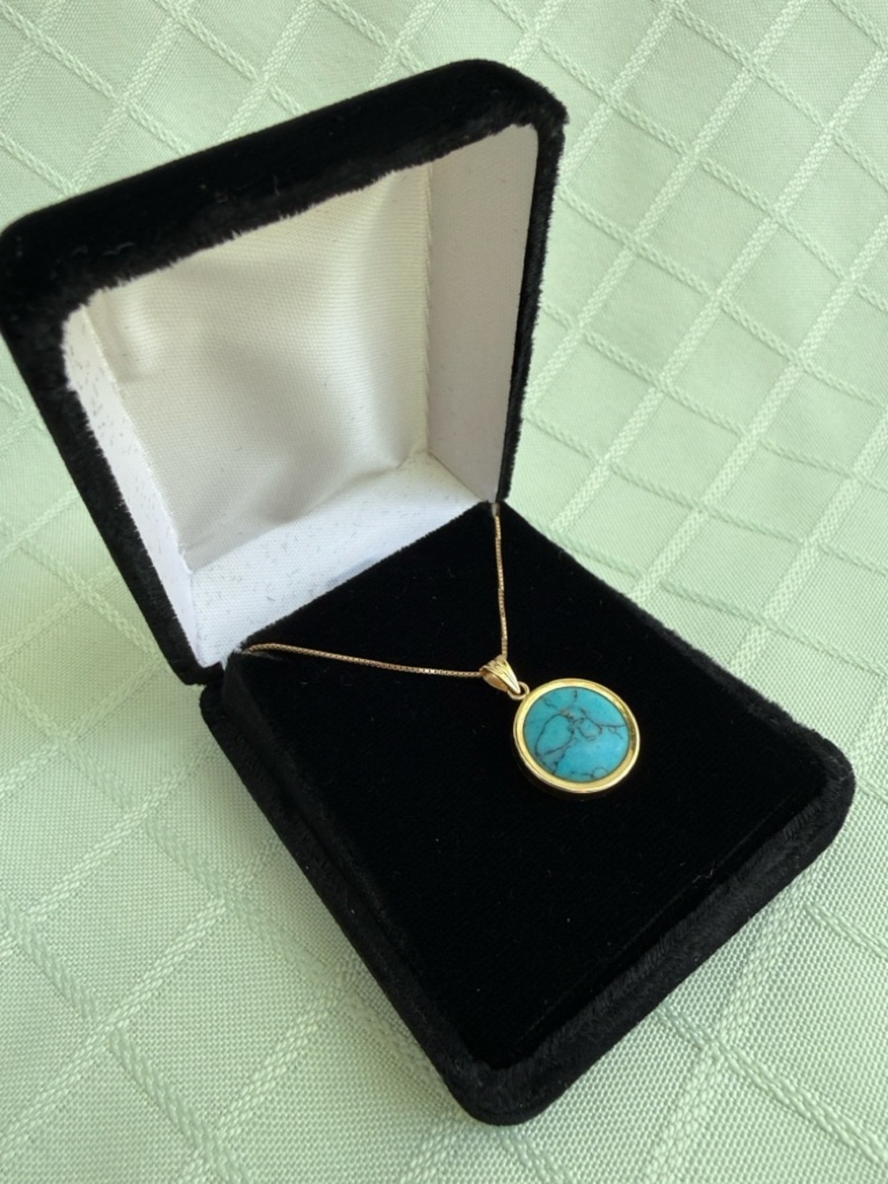 New vintage 14K gold 3g chain with turquoise pendant in velvet jewelry box
